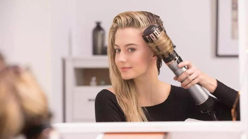 Una mujer utilizando el cepillo de aire Keratin Protect.