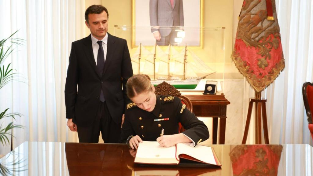 Leonor firmando el Libro de Honor en el Ayuntamiento de Cádiz.