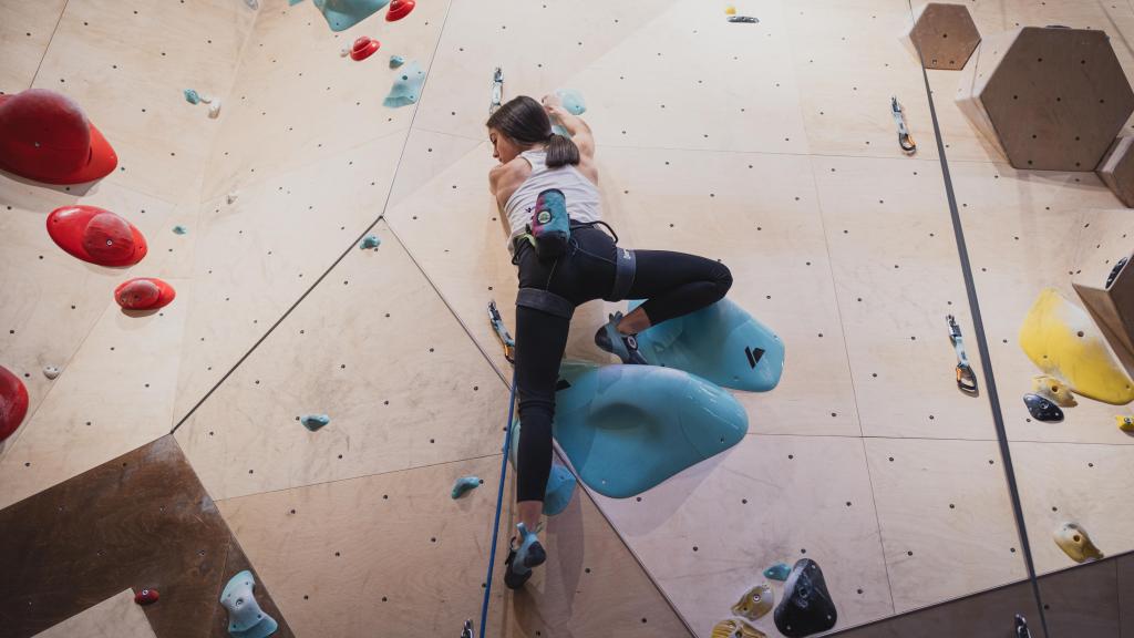 Ainhize durante su entrenamiento en el rocódromo de Chamberí de Sputnik Climbing.