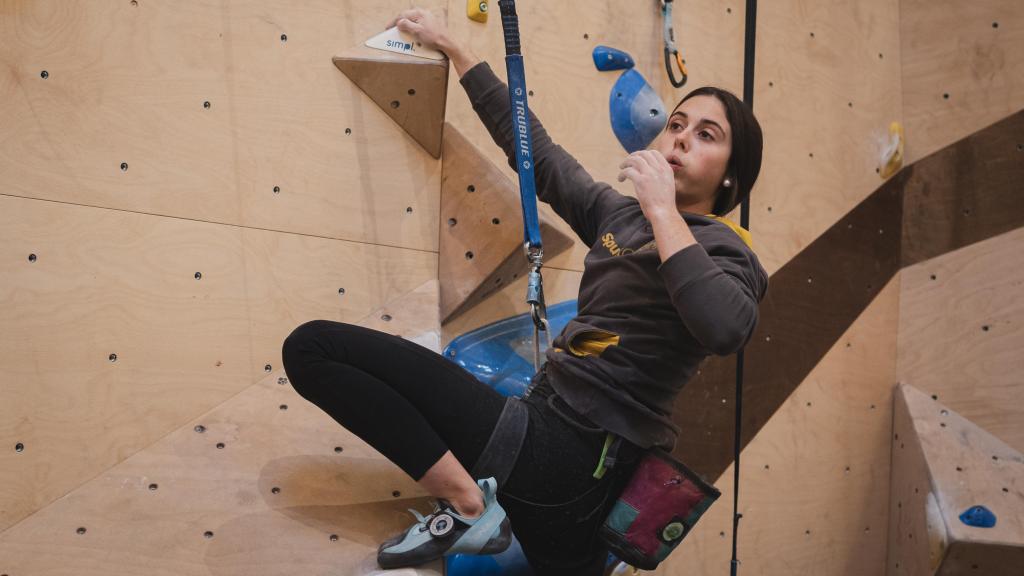 Ainhize se pone magnesio en las manos para entrenar.