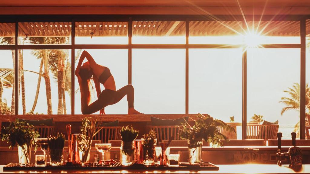 La actividad de yoga al amanecer que se puede incluir en el programa detox.