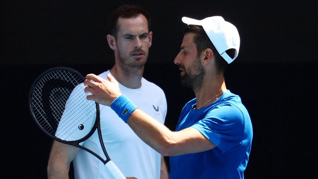 Andy Murray, junto a Novak Djokovic, entrenando antes del Open de Australia 2025