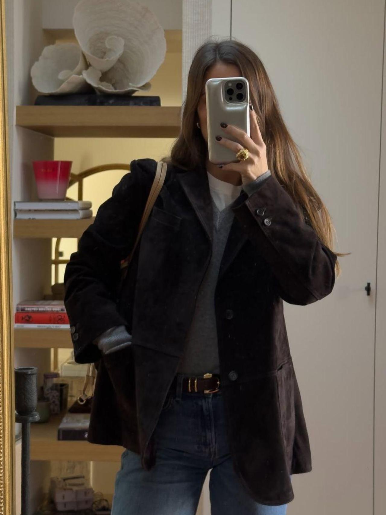 María Pombo con la chaqueta que le han regalado.