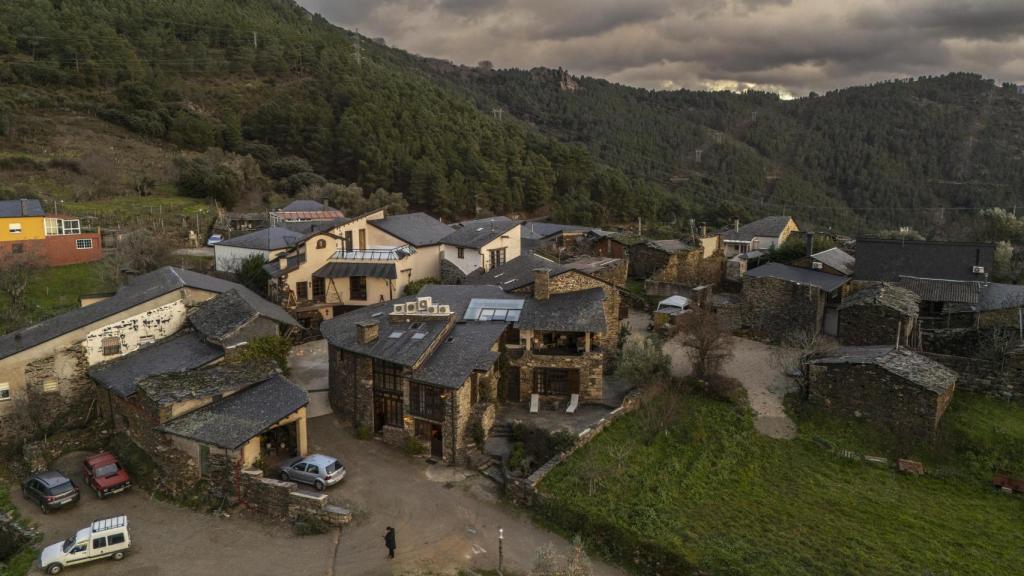 Vista aérea de Alvaredos. En el centro se encuentra la bodega Alvaredos-Hobbs.