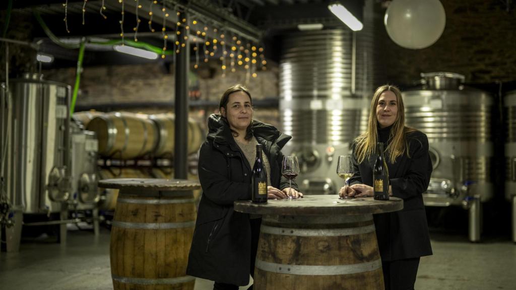 Cecilia Fernández (i) y Alba Rodríguez (d) posan para EL ESPAÑOL | Porfolio en el interior de la bodega de Alvaredos-Hobbs.