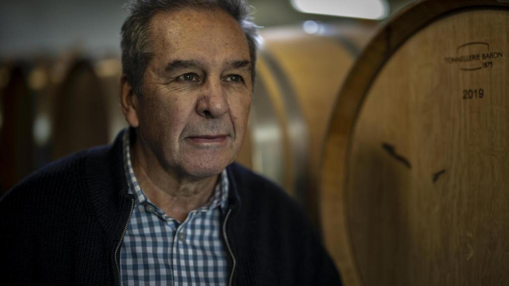 Antonio López Fernández posa para EL ESPAÑOL | Porfolio al lado de las barricas de roble francés.