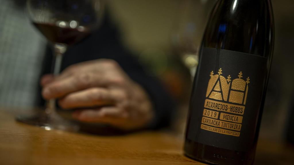 Antonio López cata una de las botellas de Mencía con Garnacha Tintorera.