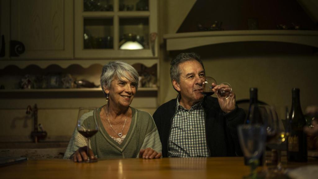 Marimar Caballero (i) y Antonio López (d) durante la entrevista con EL ESPAÑOL | Porfolio. En las copas catan un Alvaredo-Hobbs de la variedad de uva Mencía del 2019.