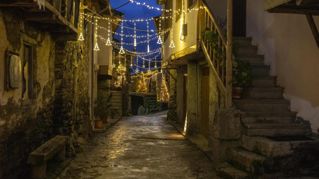 Exteriores de Alvaredos, alumbrado todavía con motivos navideños como iniciativa de Antonio, Marimar, Cecilia y Alba.
