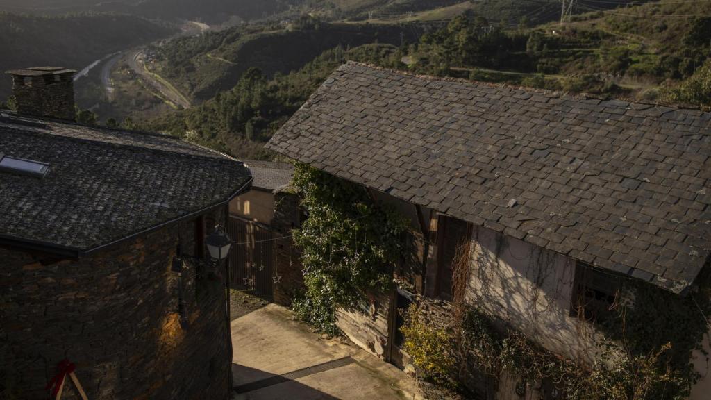 En Alvaredos residen sólo tres familias. La intención de Antonio López y su familia es revitalizar el pueblo.