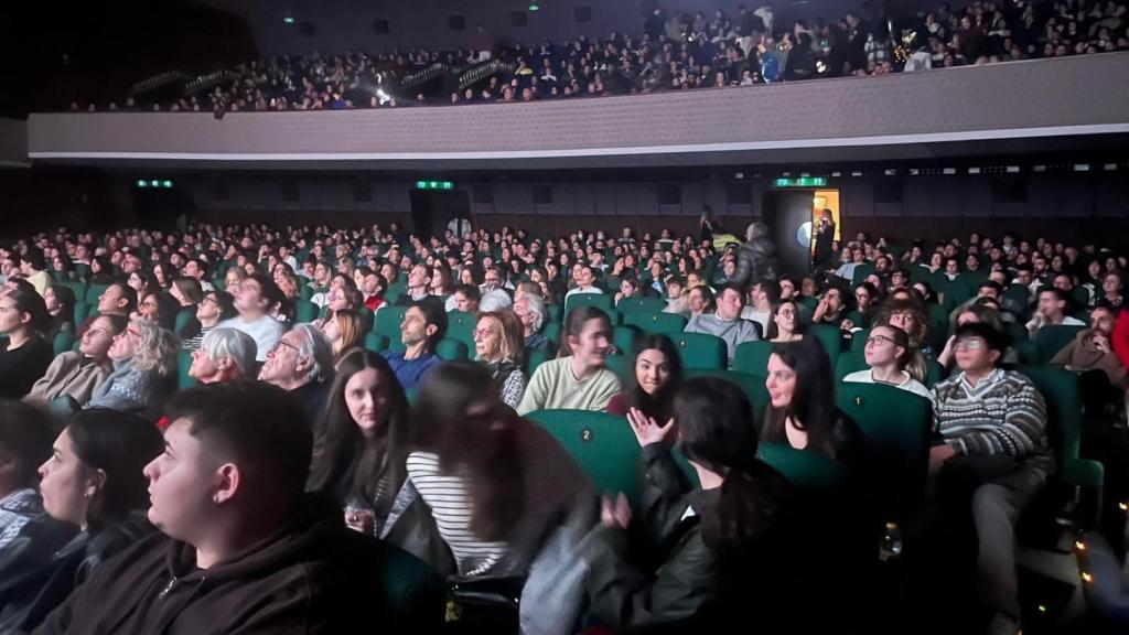 La sala del cine, llena de fans para ver el documental.