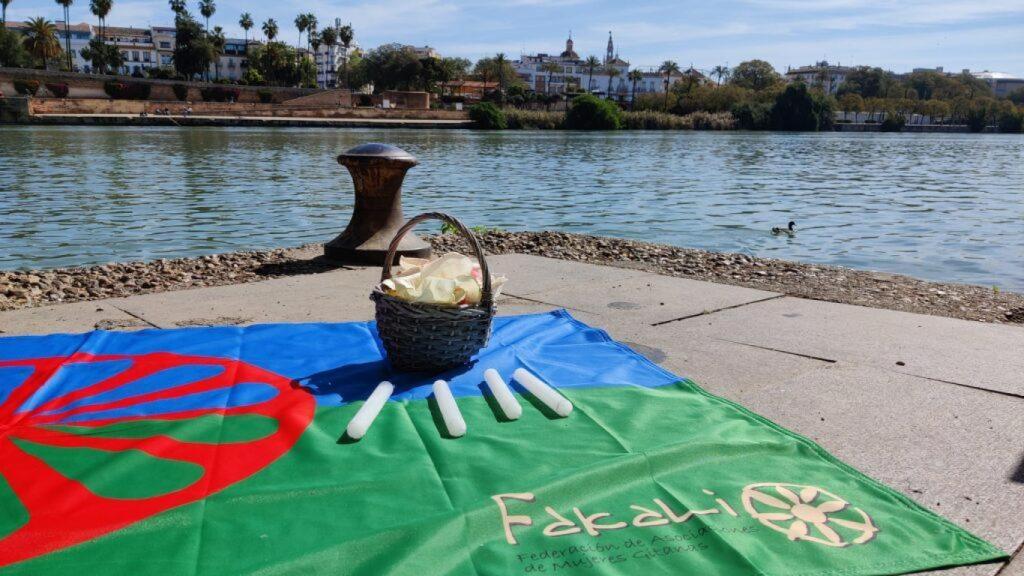 La bandera gitana extendida frente a Guadalquivir en Sevilla