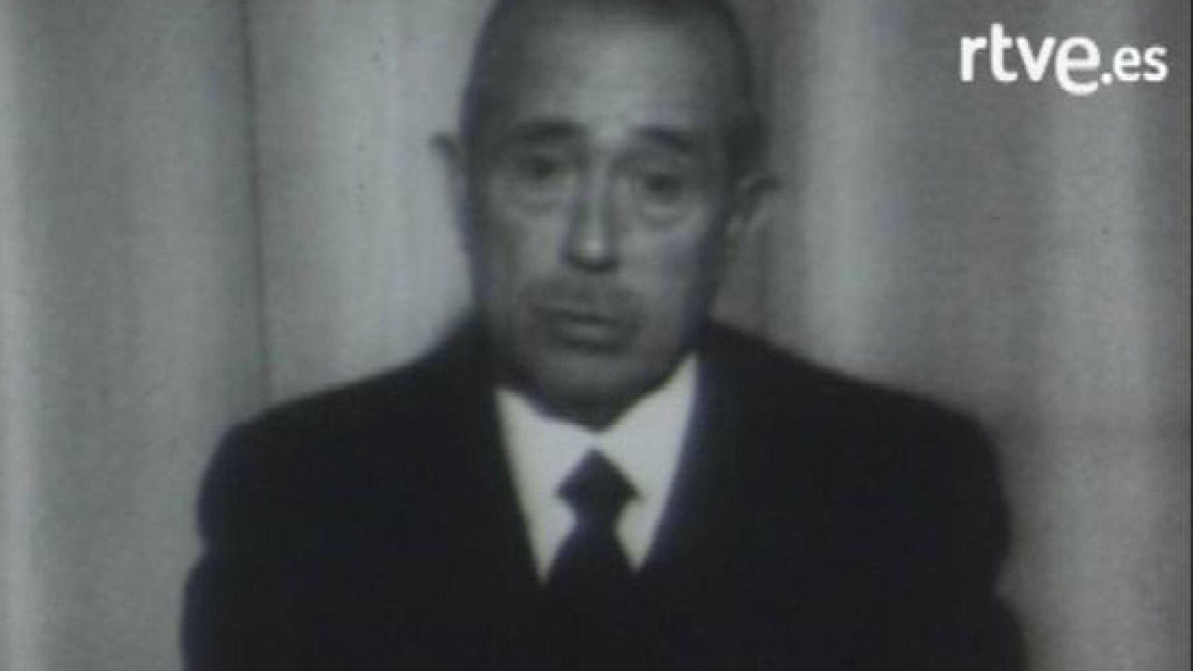 El entonces presidente del Gobierno, Carlos Arias Navarro, anuncia la muerte del dictador Francisco Franco el 20 de noviembre de 1975