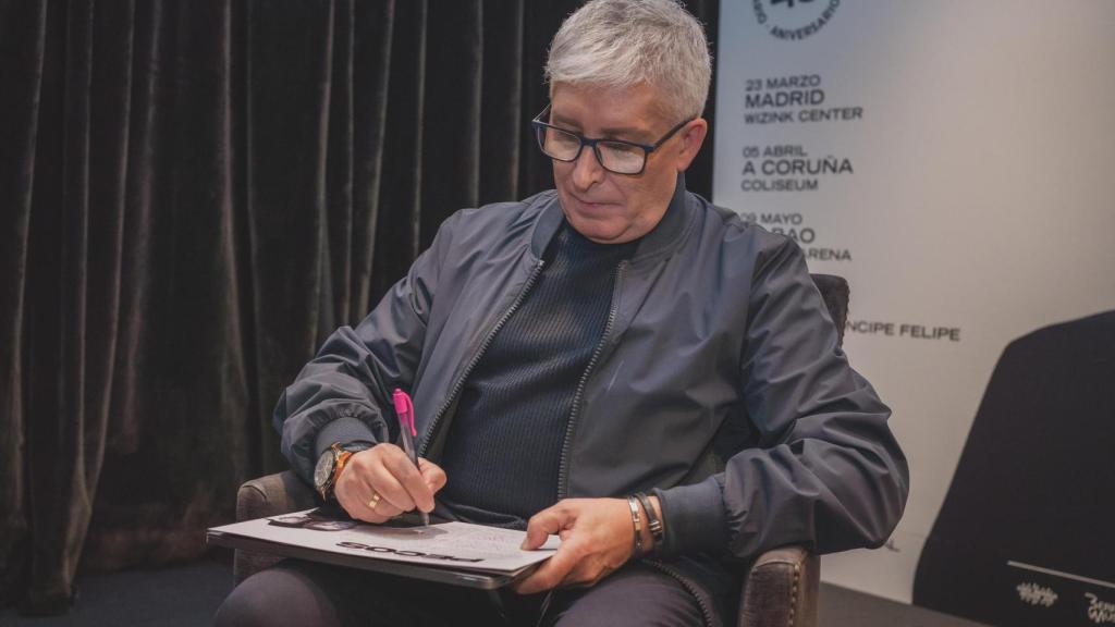 Javi, de Los Pecos, firmándole un autógrafo a la madre de la periodista.