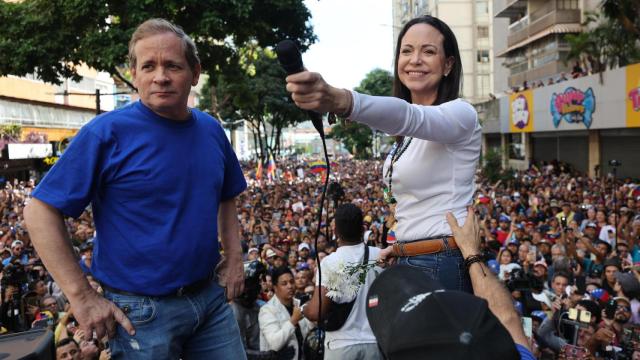 Juan Pablo Guanipa junto a María Corina Machado, este jueves en la manifestación opositora de Caracas.