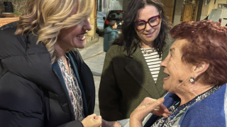 Alegría, este viernes con una de las militantes de Andorra.