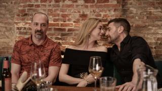 Fele Martínez, Kira Miró y Raúl Tejón en una escena de la tercera temporada de 'Machos alfa'.