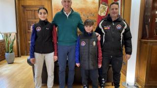 El alcalde de León, José Antonio DIez, felicita a las taekwondistas Chaima Zahraoui y Ariadna Ortega, este viernes