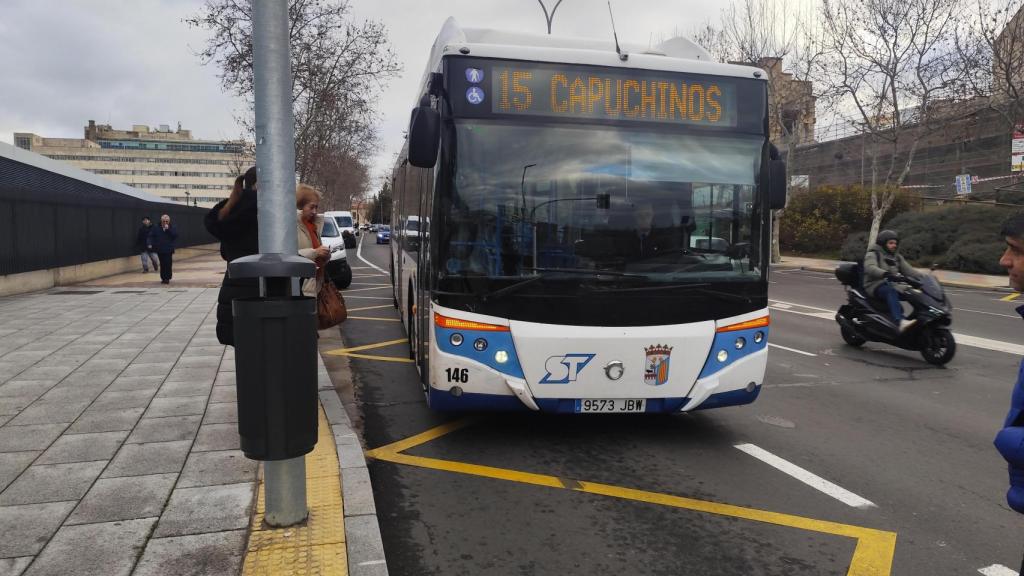 Pasajeros toman el autobús urbano en Salamanca