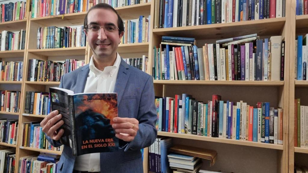 Luis Santamaría con su libro 'La Nueva Era del Siglo XXI'