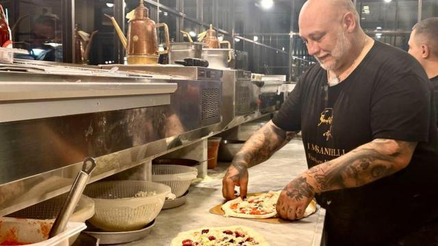 Francesco Martucci elaborando una de sus pizzas.