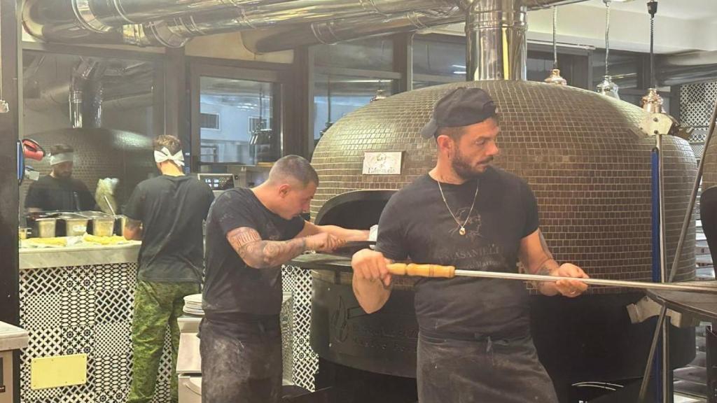 Los hornos de la pizzería a pleno rendimiento.