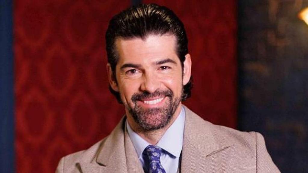 Miguel Ángel Muñoz, actor de 'La Moderna', y María Patiño y Belén Esteban, en 'La Revuelta'