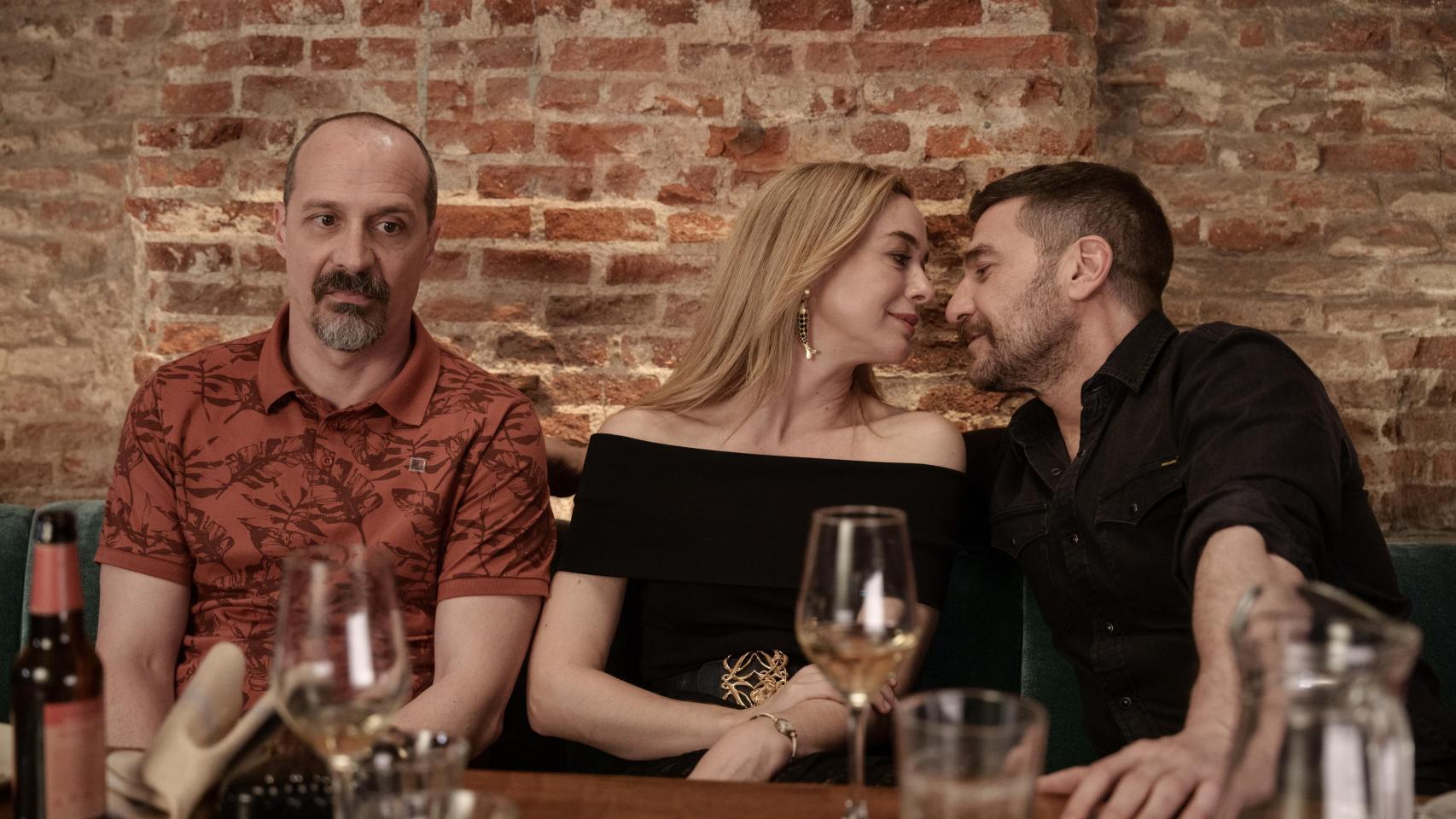 Fele Martínez, Kira Miró y Raúl Tejón en una escena de la tercera temporada de 'Machos alfa'.