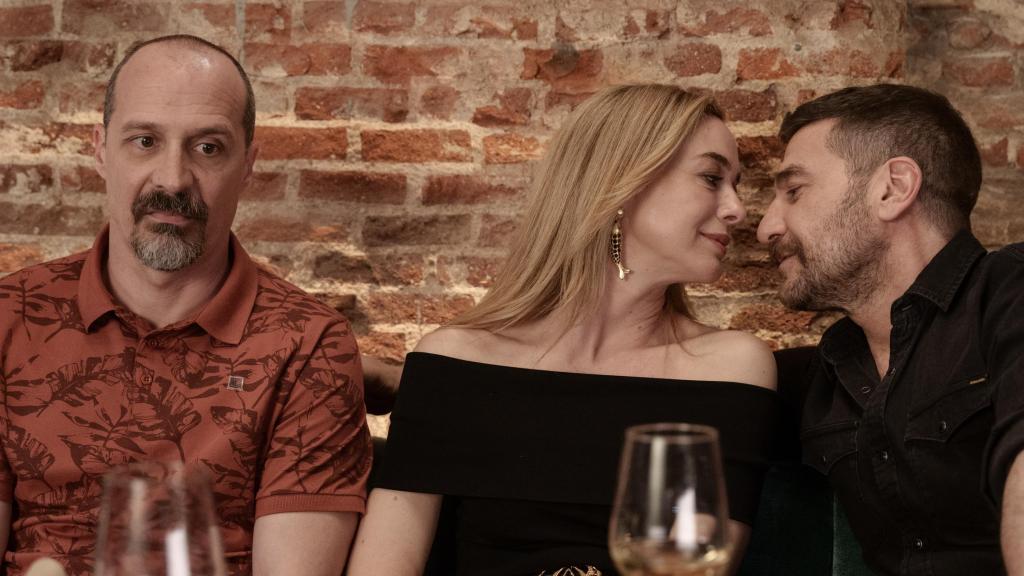 Fele Martínez, Kira Miró y Raúl Tejón en una escena de la tercera temporada de 'Machos alfa'.