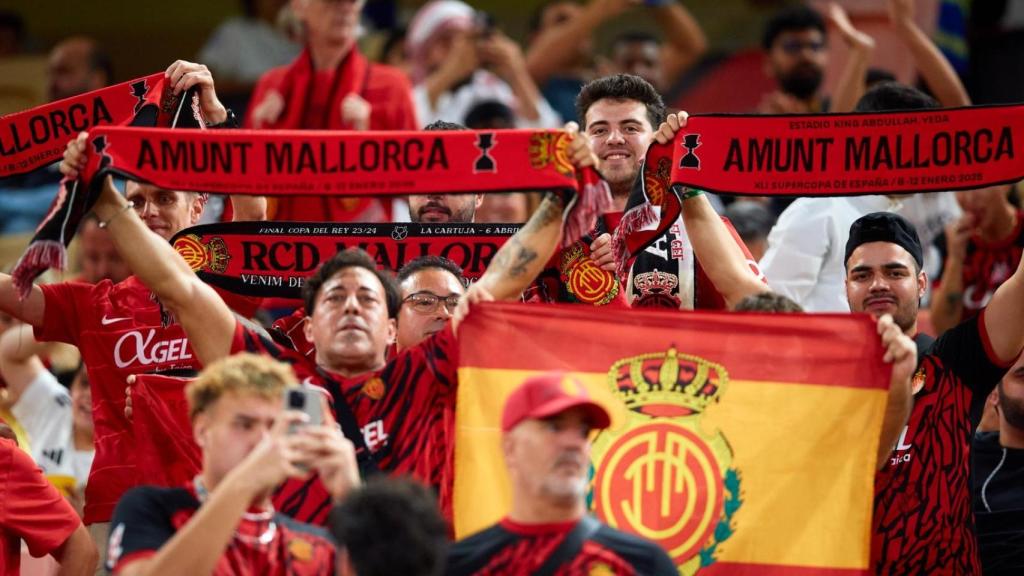 Aficionados del RCD Mallorca, en las gradas del estadio de Yeda, en Arabia Saudí durante la Supercopa de España.