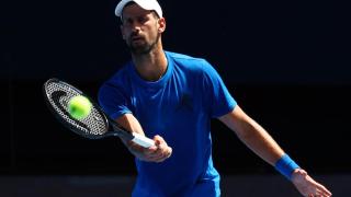 Novak Djokovic, durante un entrenamiento en las pistas del Open de Australia