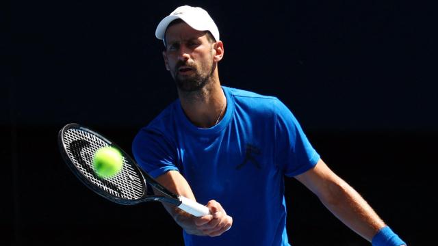 Novak Djokovic, durante un entrenamiento en las pistas del Open de Australia