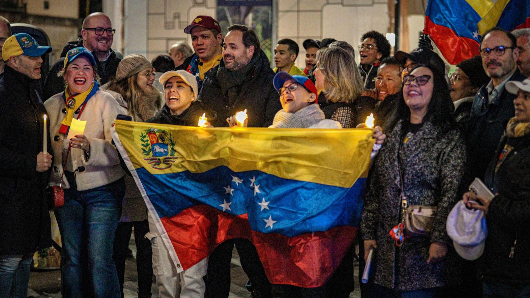 Paco Núñez junto a manifestantes venezolanos en Guadalajara.
