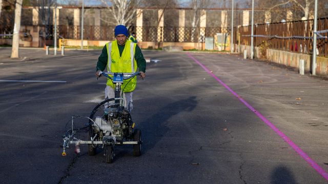 Los trabajos de pintado de las 610 plazas del parking de Sanfont concluirán este domingo.