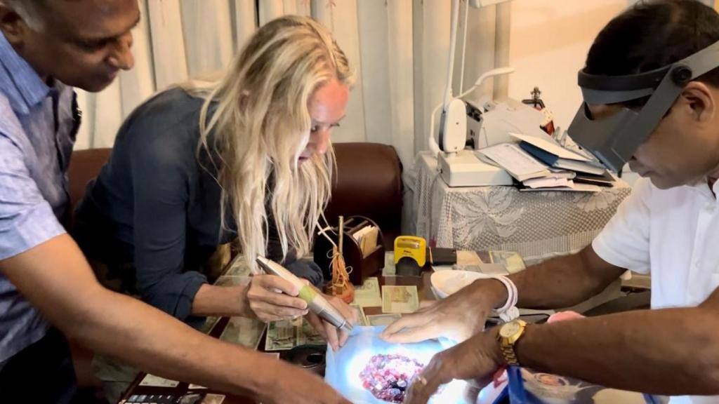 Moro, en Sri Lanka, revisando el tallado de las piedras preciosas.