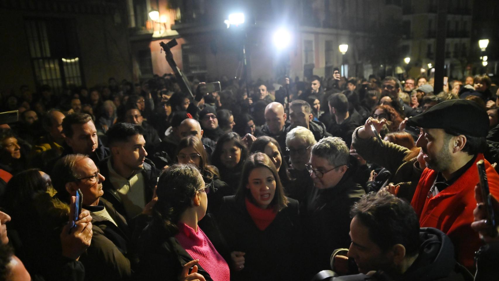 La eurodiputada Irene Montero, junto a la diputada Ione Belarra, entran en la Taberna Garibaldi escoltadas por cientos de manifestantes.