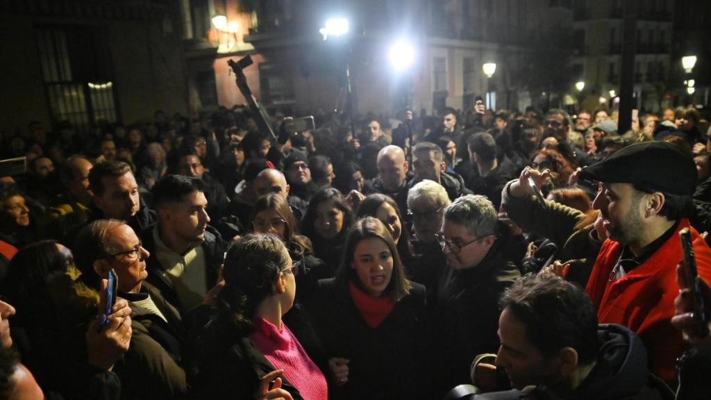 La eurodiputada Irene Montero, junto a la diputada Ione Belarra, entran en la Taberna Garibaldi escoltadas por cientos de manifestantes.