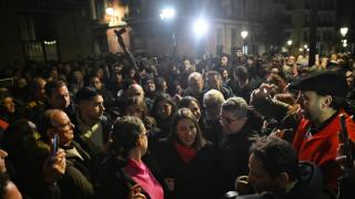 La eurodiputada Irene Montero, junto a la diputada Ione Belarra, entran en la Taberna Garibaldi escoltadas por cientos de manifestantes.