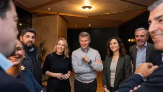 Feijóo recibe a los barones autonómicos del PP en Colunga: de izda. a dcha., Mañueco, Prohens, López Miras, Guardiola, Díaz Ayuso, Azcón y Domínguez.