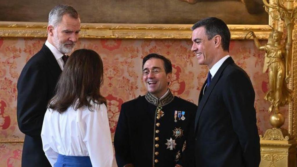 El ministro José Manuel Albares, con traje de gala de embajador, departe con los Reyes y el presidente, Pedro Sánchez, en la recepción al Cuerpo Diplomático.