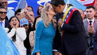 Nicolás Maduro este viernes besando a su esposa, Cilia Flores, tras proclamarse presidente de Venezuela.