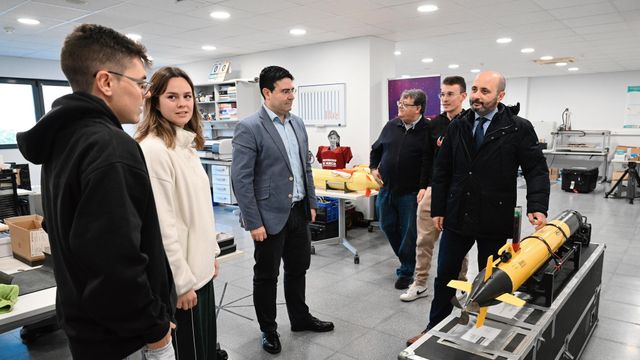 El director del Info, Joaquín Gómez, visita a la empresa Kogarashi.