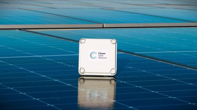 El dispositivo desarrollado por Clever Solar Devices para la digitalización de paneles solares.