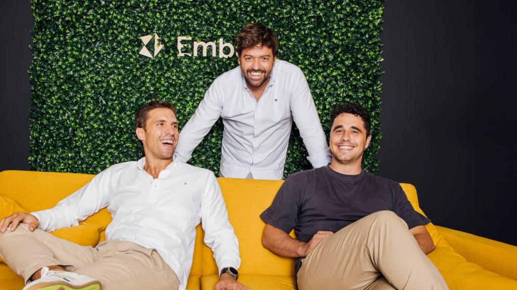 De derecha a izquierda: Tomás Gil, Antonio Berga y Carlos Serrano, fundadores de Embat.