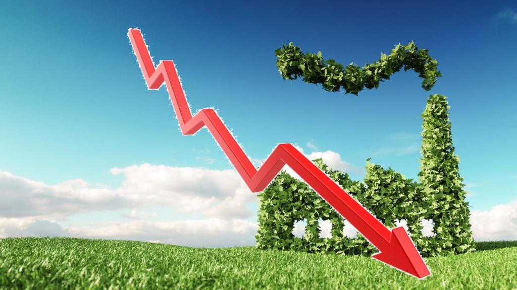 Fotomontaje de una flecha hacia abajo con un fondo de una industria verde.