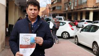 El concejal de Medio Ambiente Vicente Pérez con un cartel de la campaña 'No dejes huella'.