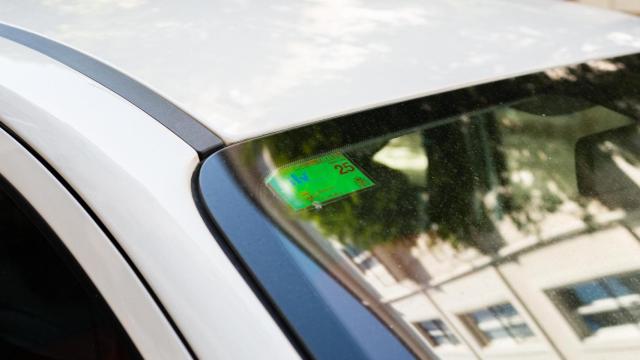 Pegatina de la ITV en un coche.