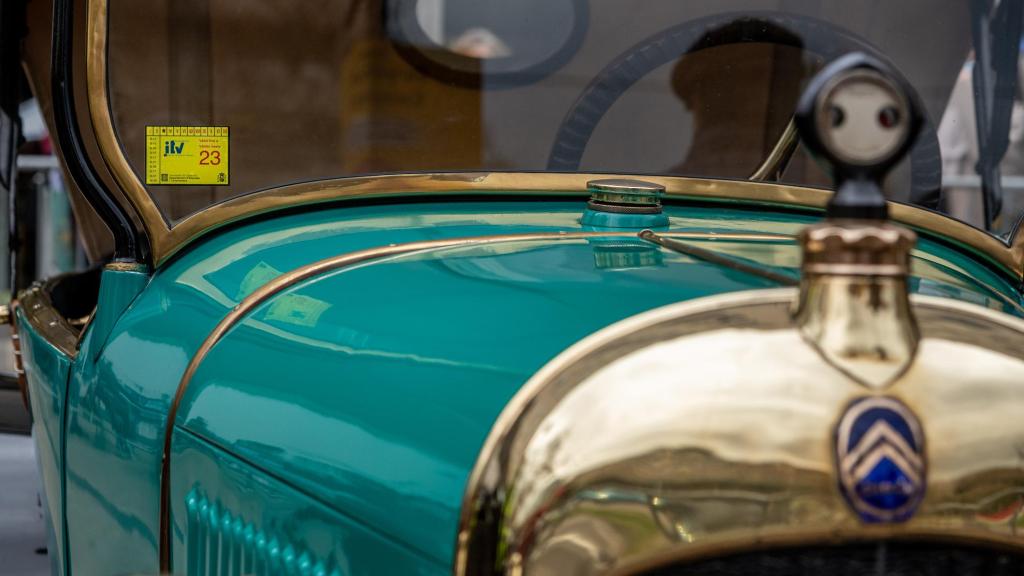 Coche histórico con la pegatina de la ITV.