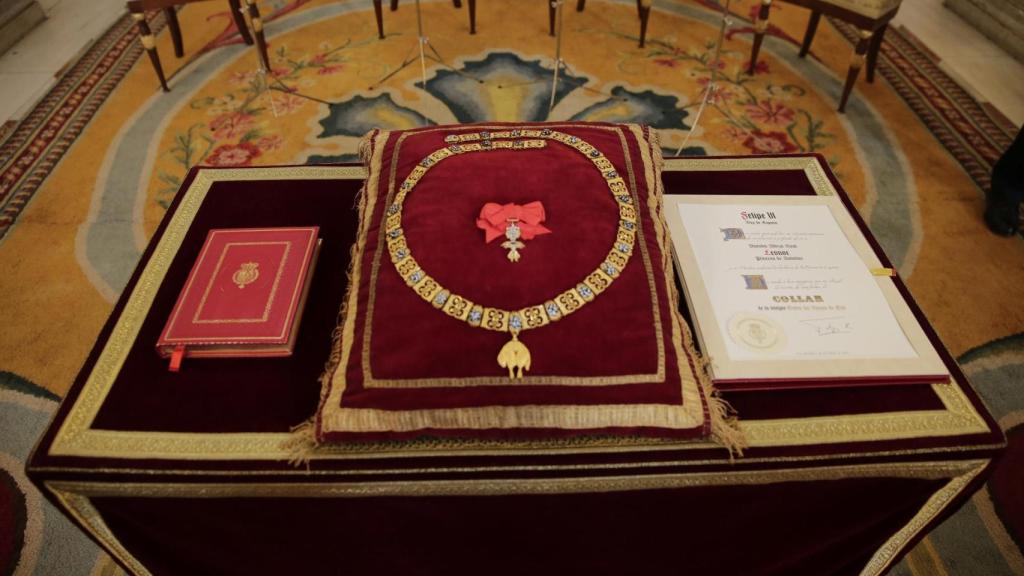 El Toisón de Oro se compone de un collar de eslabones y el vellocino.