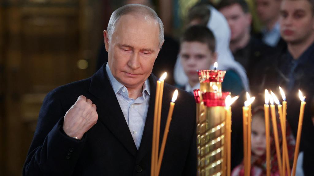 El presidente de Rusia, Vladimir Putin, el pasado 6 de enero en la liturgia navideña ortodoxa en la Iglesia de San Jorge el Victorioso en Moscú.